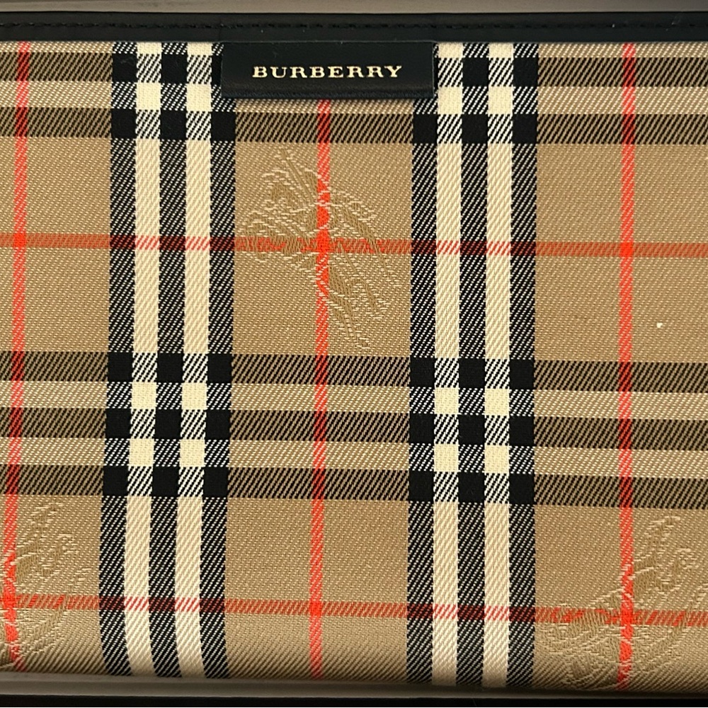 Burberry traditional Beige and blk plaid exterior. Quite Luxury.Passport holder, - Picture 6 of 12